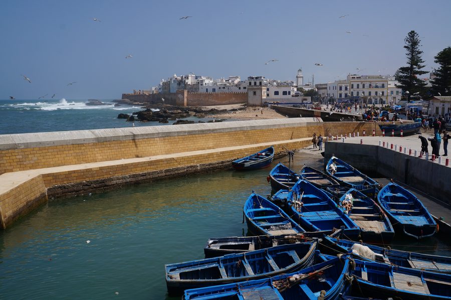 Přístav Essaouira s modrými rybářskými loďkami